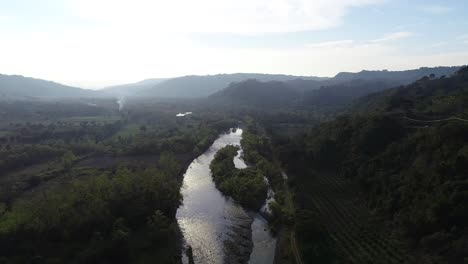 Vista-Aérea-Con-Drones-Sobre-El-Río-Cazones-En-Puebla,-México,-Puesta-De-Sol