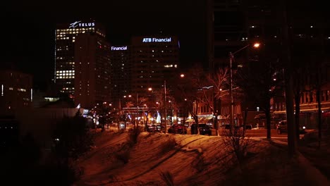 Tráfico-Vespertino-En-Una-Calle-Del-Centro-De-Edmonton-En-Invierno