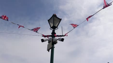 Banderas-Británicas-En-Farolas-Victorianas-Con-CCTV-Reino-Unido-4k