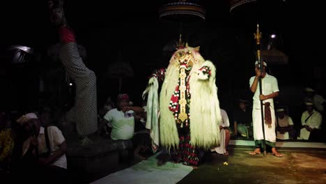 Rangda-Entra-Al-Escenario-En-La-Ceremonia-De-Calonarang-En-Un-Templo-Balinés,-Danza-Enmascarada-De-La-Reina-Demonio-En-Una-Celebración-Hindú-Cerca-De-Ubud-Gianyar