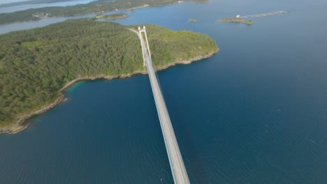 Majestuoso-Puente-Colgante-De-Bomla-En-Noruega,-Vista-Aérea-Desde-Arriba