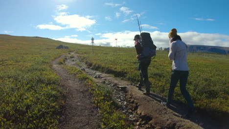 Un-Excursionista-Masculino-Y-Uno-Femenino-Caminan-Por-La-Hermosa-Naturaleza-De-Saltoluokta,-En-El-Norte-De-Suecia.