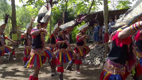 Topeng-Ireng,-También-Conocido-Como-Arte-Dayakan,-Es-Una-Nueva-Forma-De-Danza-Folclórica-Que-Es-El-Resultado-De-La-Metamorfosis-Del-Arte-Kubro-Siswo.