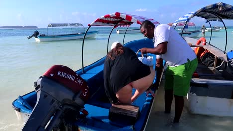 Mujer-Turista-Subió-A-Un-Bote-De-Fibra-Mientras-El-Conductor-Del-Barco-La-Ayuda