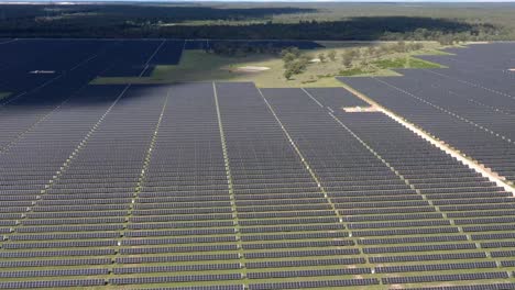 Aerial-4K-view-of-a-large-scale-solar-farm-in-Australia,-highlighting-renewable-energy-technology