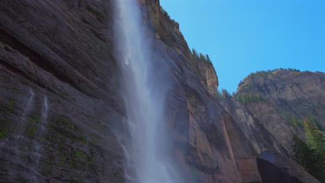 Cascada-Velo-De-Novia-De-Telluride-Cascada-Vista-De-Box-Canyon-Colorado-Paisaje-Panorámica-Hacia-Abajo-Lentamente-Niebla-Rocío-Primer-Plano-Acantilado-De-Box-Canyon-4x4-Senderismo-Black-Bear-Pass-Tabla-Cielo-Azul-Soleado-Sombra