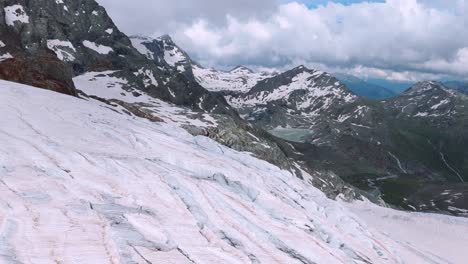 Imágenes-De-Drones-Del-Glaciar-Felaria-En-Valmalenco,-Alpes,-Que-Capturan-Impresionantes-Picos-Cubiertos-De-Nieve-Y-Un-Terreno-Montañoso-Accidentado