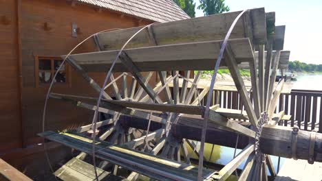 Close-up-of-large-waterwheel-powering-Ship-Mill-on-Danube-River,-Baja,-Hungary