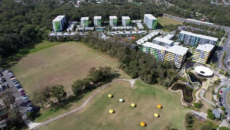 Espacio-Verde-Abierto-En-El-Corazón-De-Un-Pueblo-Con-Edificios-De-Apartamentos-Al-Fondo-En-Southport,-Queensland,-Australia