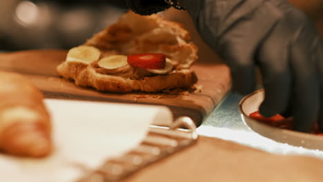 Croissant-Fresco-Relleno-De-Rodajas-De-Plátano-Y-Fresas.