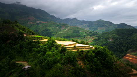 Arrozales-En-Terrazas-De-Ha-Giang-Loop-En-Un-Día-Nublado-En-Vietnam