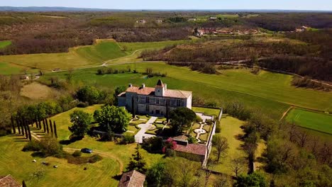 Vista-Aérea-Del-Castillo-De-Cieurac-Y-Sus-Jardines-En-Verano