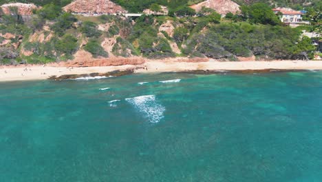 Flying-towards-the-Golden-sand-beach-and-steep-coast-cliffs-of-Diamond-Head-Ohau