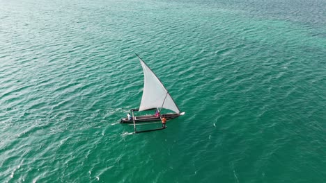 Un-Pequeño-Velero-Se-Desliza-Sobre-Las-Aguas-Turquesas-Del-Océano-Bajo-Un-Cielo-Despejado.