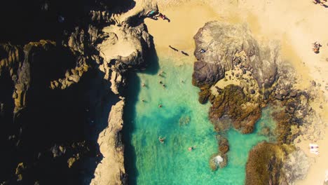 Looking-down-on-Halona-Beach-Cove-as-families-enjoy-the-stunning-turquoise-water