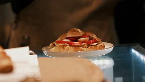 Dulce-Armonía:-Croissant-Cubierto-Con-Miel,-Plátano-Y-Fresas