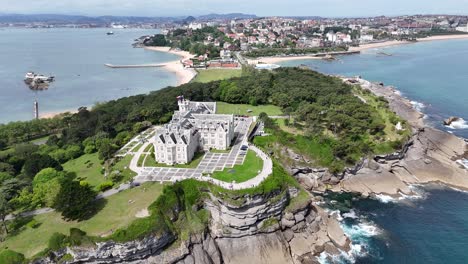 La-Península-De-La-Magdalena,-Santander,-España,-Se-Retira-Con-Un-Dron-Aéreo-Que-Muestra-El-Revés