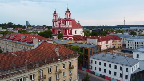 Vista-Aérea-De-La-Iglesia-De-Los-Santos-Felipe-Y-Santiago-En-Vilnius,-Lituania,-Arquitectura-Histórica