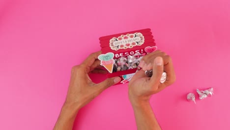 Llenando-Adorable-Cabina-De-Besos-En-Miniatura-Para-El-Día-De-San-Valentín-Con-Dulces