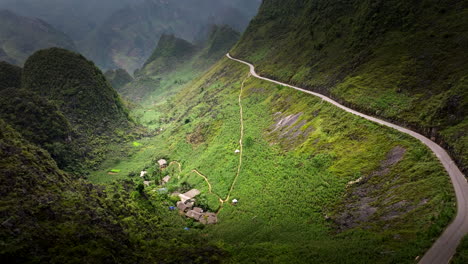 Casas-Tradicionales-En-El-Exuberante-Valle-De-Ha-Giang,-Vietnam-(foto-Aérea-Con-Dron)