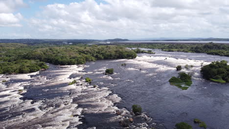 Toma-Aérea-Con-Una-Ligera-Inclinación-Hacia-Abajo-De-Los-Rápidos-Del-Río-Caroní.