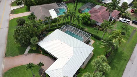 Aerial-top-down-of-luxury-villas-with-swimming-pool-during-sunny-day-in-Florida,-USA