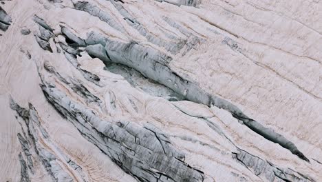 Vista-Aérea-De-Las-Escarpadas-Formaciones-De-Hielo-Del-Glaciar-Felaria-En-Valmalenco,-Alpes