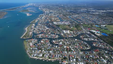 Vista-Panorámica-Del-Suburbio-De-Hollywell,-Runaway-Bay-En-Queensland,-Australia---Fotografía-Tomada-Con-Un-Dron