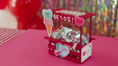 Cabina-De-Besos-En-Miniatura-Hecha-A-Mano-Para-Decorar-El-Día-De-San-Valentín