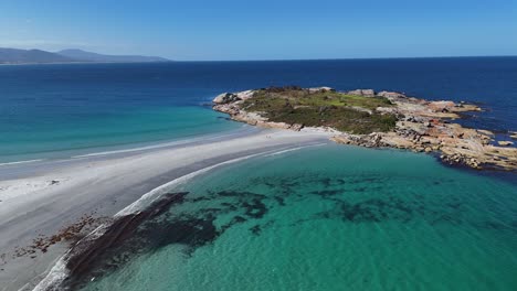 Pequeña-Isla-Con-Un-Banco-De-Arena-Con-Mar-Azul-Y-Aguas-Turquesas,-Toma-Aérea-Hacia-Atrás