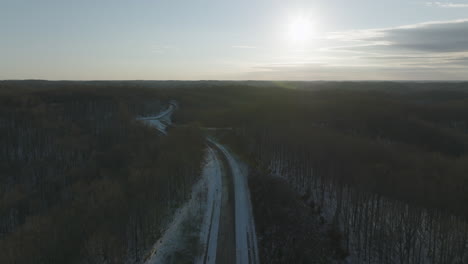 La-Carretera-Panorámica-Natchez-Trace,-Cubierta-De-Hielo-Y-Nieve,-Atraviesa-Un-Bosque-Al-Atardecer,-Vista-Aérea,-Franklin-Tennessee