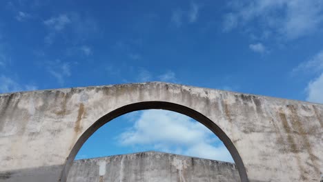 Una-Antigua-Y-Perdida-Hacienda-Decorada-Por-Arcos-Y-Un-Cielo-Azul,-Son-La-Magia-De-Este-Lugar-Que-Elaboraba-Tequila-Y-Mezcal,-Guiados-Por-Bueyes-Y-Caballos.