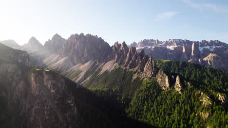 Dolomitas-Durante-El-Día---Naturaleza-Italiana---Fotografía-Aérea-Con-Dron