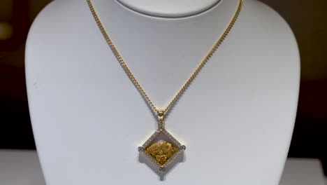 New-Zealand-Gold-Necklace-In-A-Gold-Shop-In-Arrowtown-In-Central-Otago---Tilt-Down