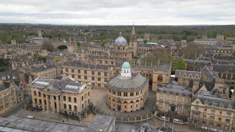 wide-landscape-aerial-shot-of-Oxford-city,-Sheldonian-Theatre,-Clarendon-Building,-Radcliffe-Camera