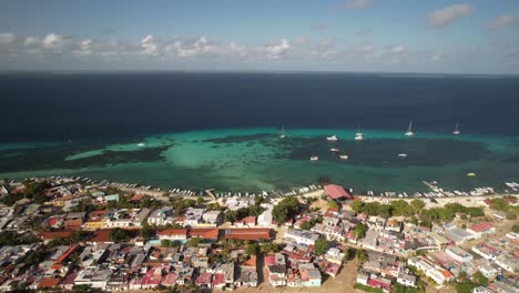 Pueblo-De-La-Isla-De-Gran-Roque-Y-Aguas-Turquesas-En-Un-Día-Soleado,-Vista-Aérea