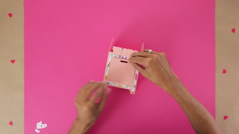 Pegar-Recortes-De-Papel-De-Colores-Para-Decorar-El-Día-De-San-Valentín