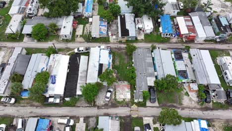 Row-of-mobile-homes-in-a-small-Florida-community