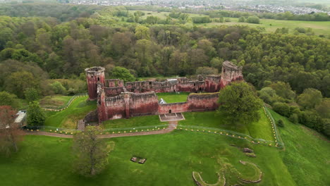 Ruinas-Del-Castillo-De-Orange,-Escocia,-Drone-4k