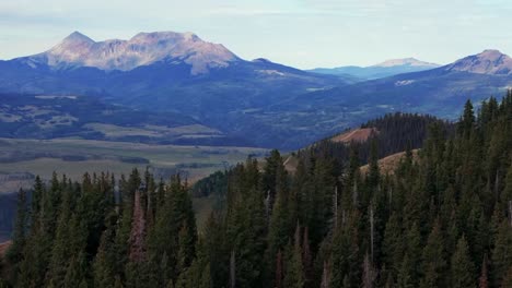 Verano-último-Dólar-Carretera-Aérea-Drone-Monte-Sneffels-Desierto-San-Juan-Montañas-Rocosas-Aeropuerto-Telluride-Tracción-En-Las-Cuatro-Ruedas-Colorado-Uncompahgre-Bosque-Cielo-Azul-Paisaje-Paralaje-Movimiento-Ascendente