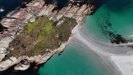 Ascending-from-Diamond-Island-with-sandbar-towards-beach-on-a-sunny-day,-aerial-shot