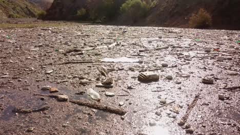 Vistas-Aéreas-De-Teherán,-Irán,-Hoy.-Las-Fuentes-De-Agua-De-Los-Lagos-Revelan-Una-Contaminación-Alarmante,-Ya-Que-La-Basura-Y-El-Plástico-Se-Acumulan-En-El-Agua,-Lo-Que-Pone-En-Peligro-El-Exuberante-Bosque-De-Hircania-Y-Daña-El-Paisaje-Natural.