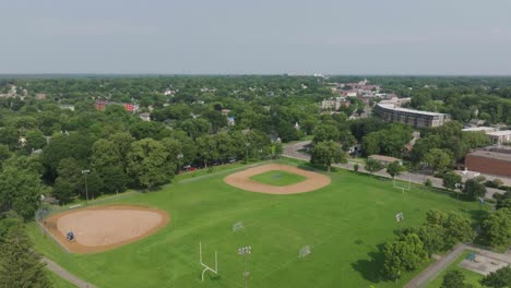 Vista-Aérea-Panorámica-De-Un-Campo-De-Béisbol-Profesional-En-EE.-UU.