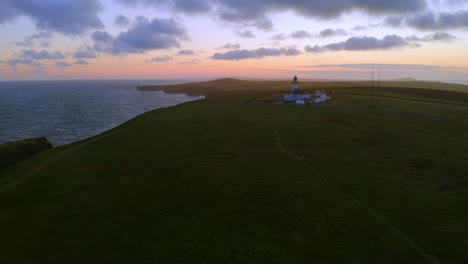 Luftaufnahme-Des-Leuchtturms-Loop-Head-In-Der-Grafschaft-Clare-Während-Eines-Atemberaubenden-Morgens