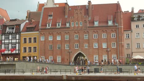 Pan-shot-of-old-town-area-in-Gdansk,-Poland---Architecture-and-historic-buildings