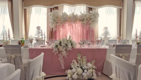 Ready-Wedding-Table-Decoration-With-Bouquets