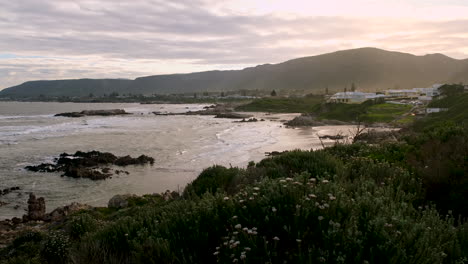 Sonnenuntergang-über-Dem-Küstenfynbos-Des-Malerischen-Voëlklip-Strandes-Und-Der-Küste-Von-Hermanus