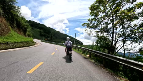 Frau-Fährt-Mit-Einem-Motorroller-Den-Berg-Entlang-Durch-Die-Ha-Giang-Schleife-In-Vietnam