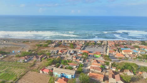 Depok-Beach,-Blaues-Meer-Und-Kleine-Ortschaft-An-Der-Küste-Indonesiens,-Luftaufnahme