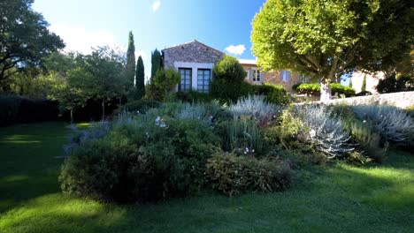 A-beautifully-maintained-garden-with-the-house-in-the-backdrop-at-Maison-Goult,-France